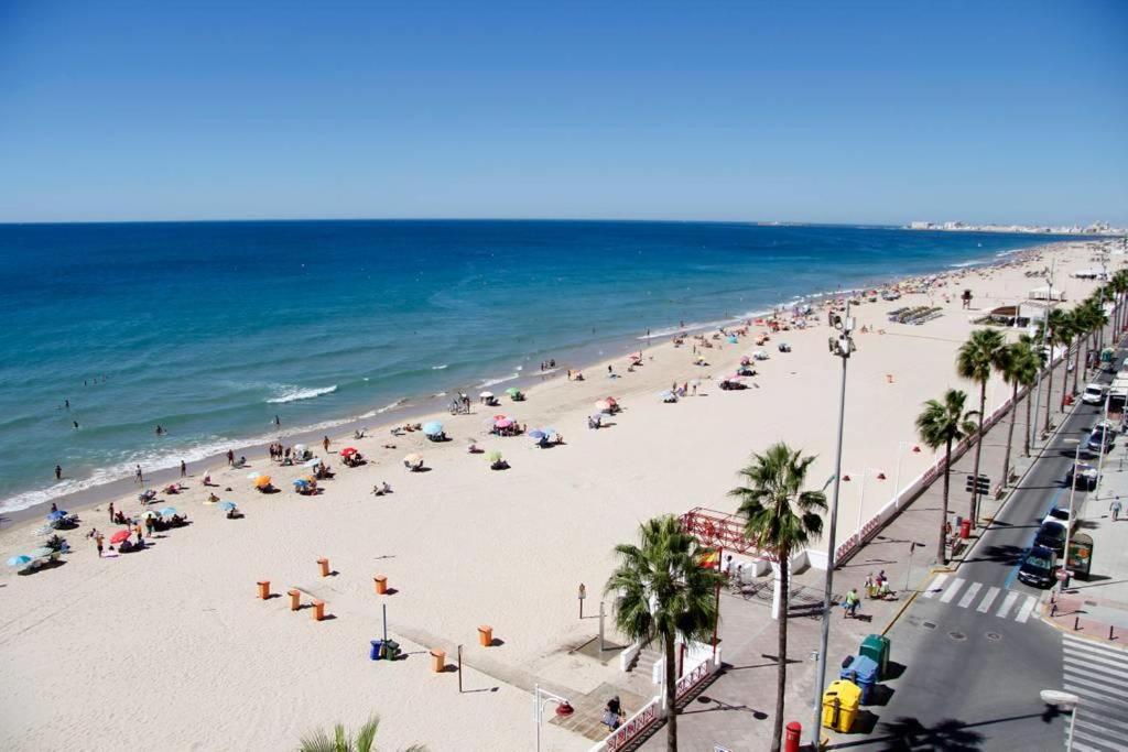 Piso amplio frente al mar en pleno paseo marítimo. Cádis Exterior foto